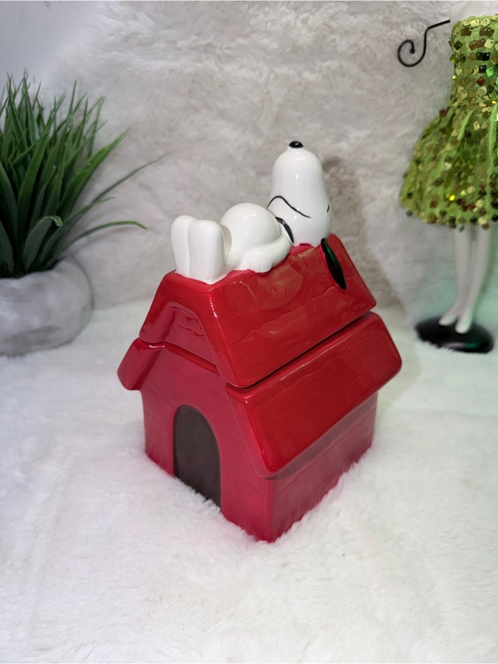 Peanuts Snoopy on Red Doghouse Ceramic Trinket Jar Approx 4 x 6 Inches 💝